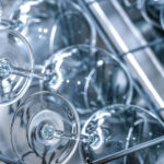 Saubere Gläser in einer Spülmaschine die eine Reparatur benötigt