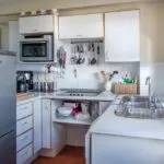 Weiße Küche mit Haushaltsgeräten